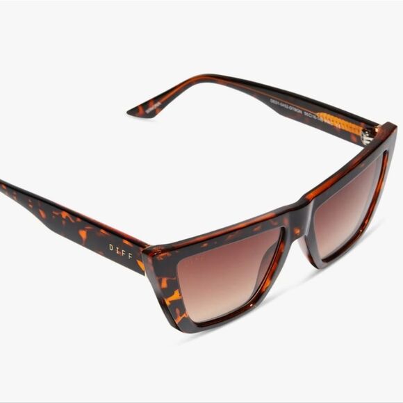 DIFF Eyewear Daisy Round Sunglasses- Matte Black Tortoise main image 10